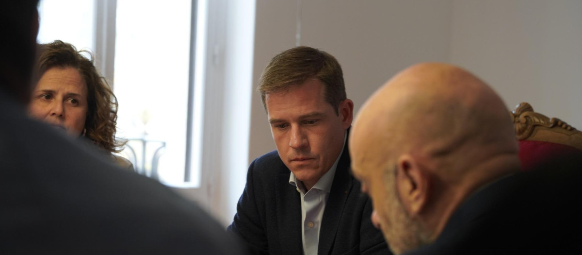 El alcalde de Játiva, Roger Cerdà i Boluda, en el centro de la imagen