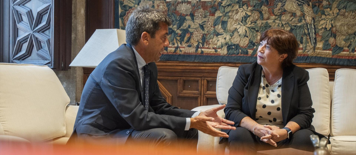 El presidente de la Generalitat Valenciana, Carlos Mazón, con la presidenta de la AVL, Verònica Cantó