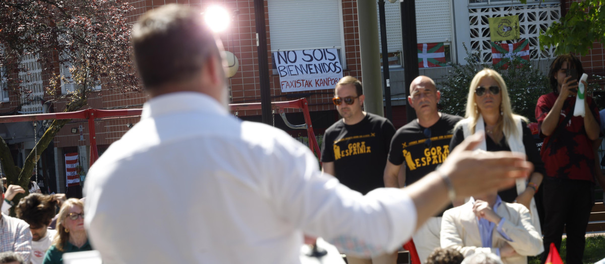 El presidente de Vox, Santiago Abascal, ha participado este sábado en Guecho (Vizcaya) en un acto electoral junto a los principales candidatos de su partido al Parlamento Vasco