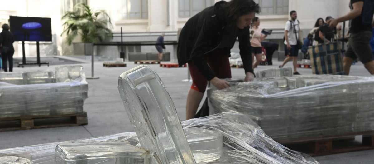 Reparto de piezas de vidrio del monumento conmemorativo del 11-M