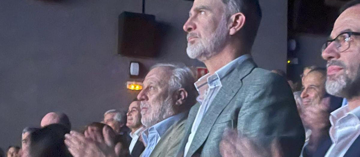 El Rey contempla el documental sorpresa sobre su reinado entre los aplausos del público