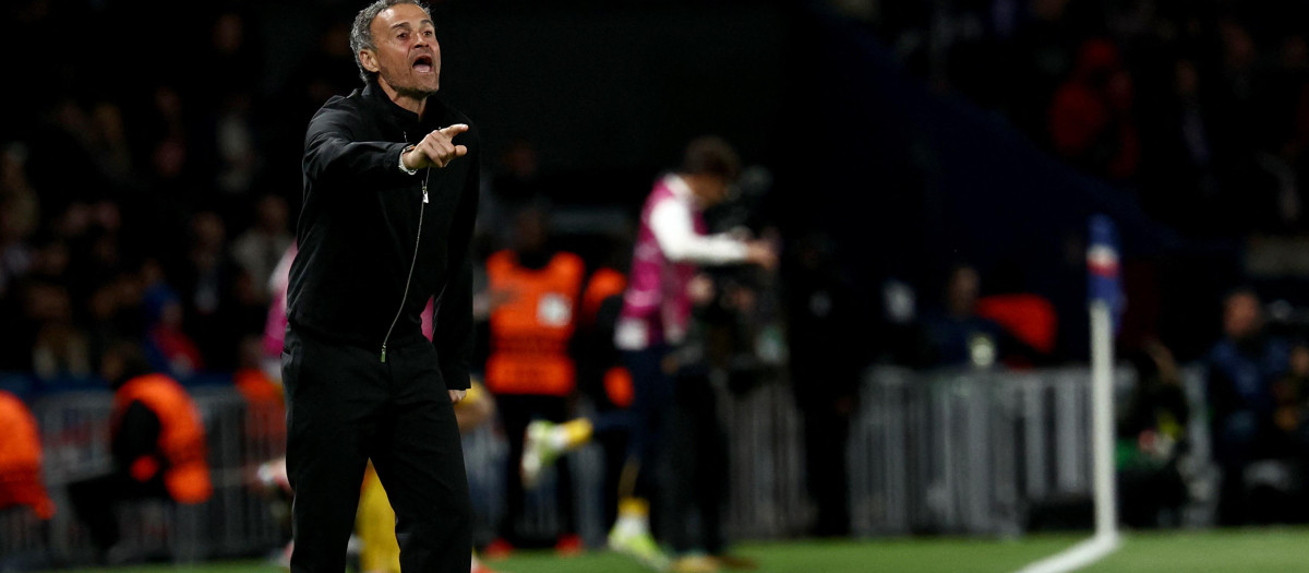 Luis Enrique da órdenes al PSG en el partido de ida ante el Barcelona