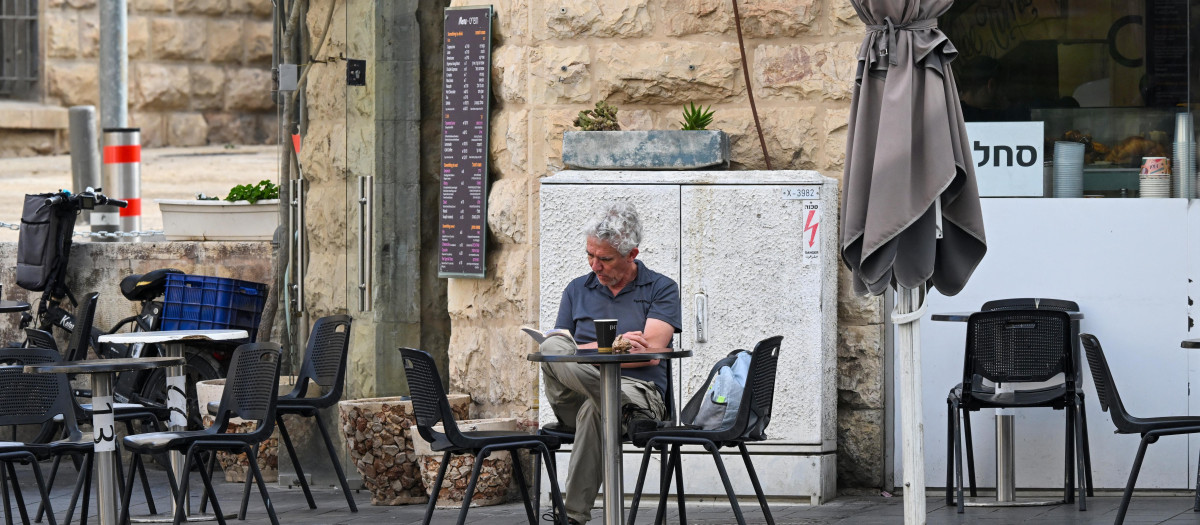 Los israelíes han tratado de hacer vida normal en Jerusalén pese a la alerta