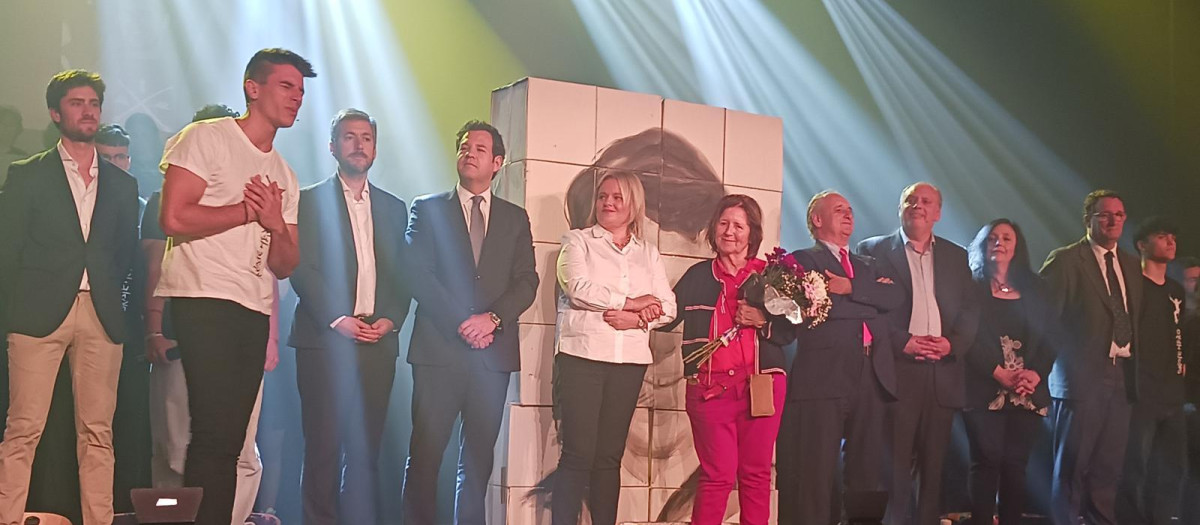 Los componentes del musical 'Skate Hero' junto con las familias de Miguel Ángel Blanco e Ignacio Echeverría