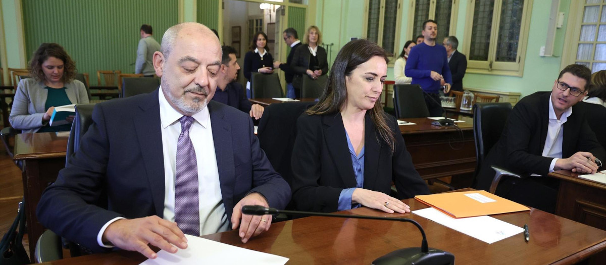 El diputado balear Sergio Rodríguez, y  la portavoz del Grupo Parlamentario Vox, Idoia Ribas
