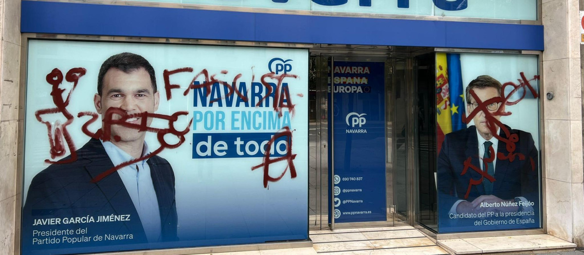 Atacan con pintura roja la sede del Partido Popular en Pamplona