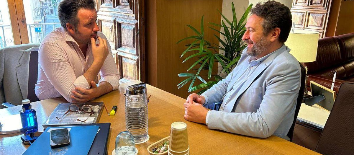 José Antonio Román Benticuaga, junto al alcalde de Elche, Pablo Ruz