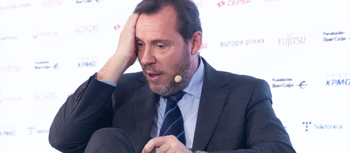 El ministro de Transportes y Movilidad Sostenible, Óscar Puente, durante un desayuno informarivo