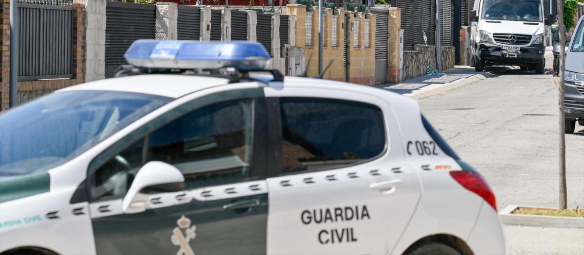 Un vehículo de la Guardia Civil en la vivienda donde se produjo el triple crimen