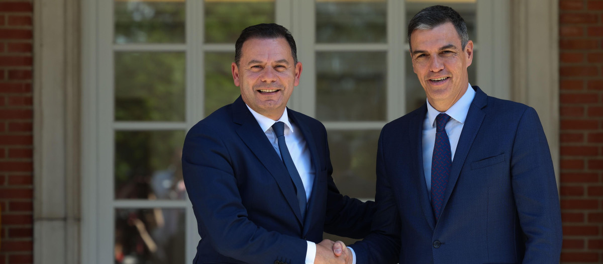 El presidente del Gobierno, Pedro Sánchez (d) recibe al primer ministro de la República de Portugal, Luís Montenegro