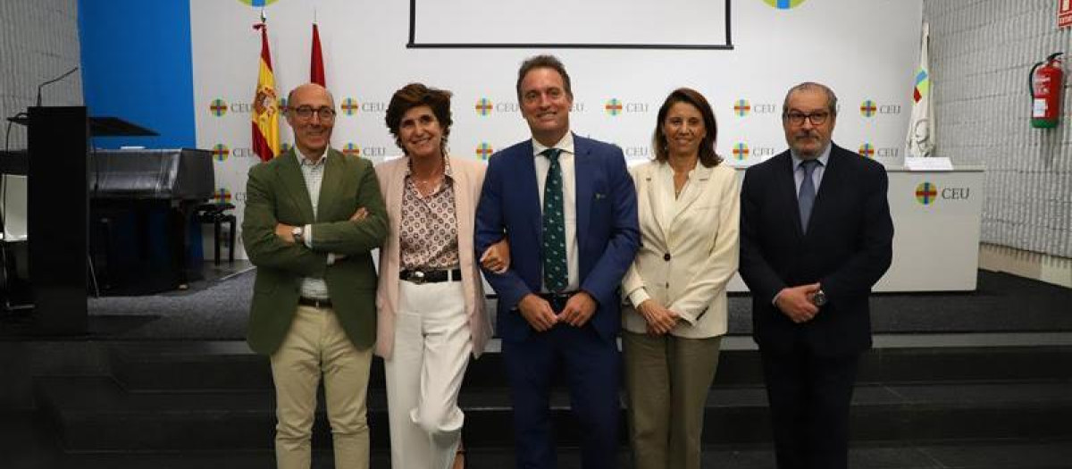 Presentadores del informe y víctimas del terrorismo, en el acto. De izquierda a derecha: Carlos de Urquijo, María San Gil, Daniel Portero, Ana Velasco y Fernando Lázaro