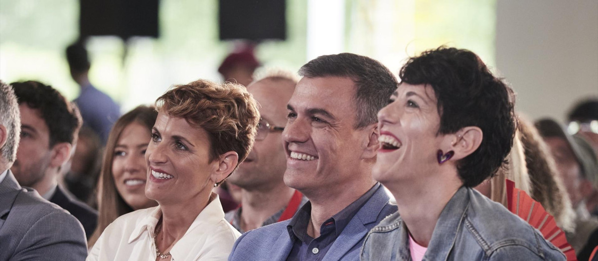 presidente del Gobierno, Pedro Sánchez, y la candidata a la alcaldía de Pamplona, Elma Saiz