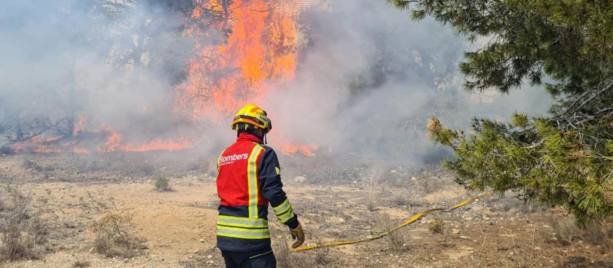 Actuación de los bomberos durante el incendio en Tárbena (Alicante)