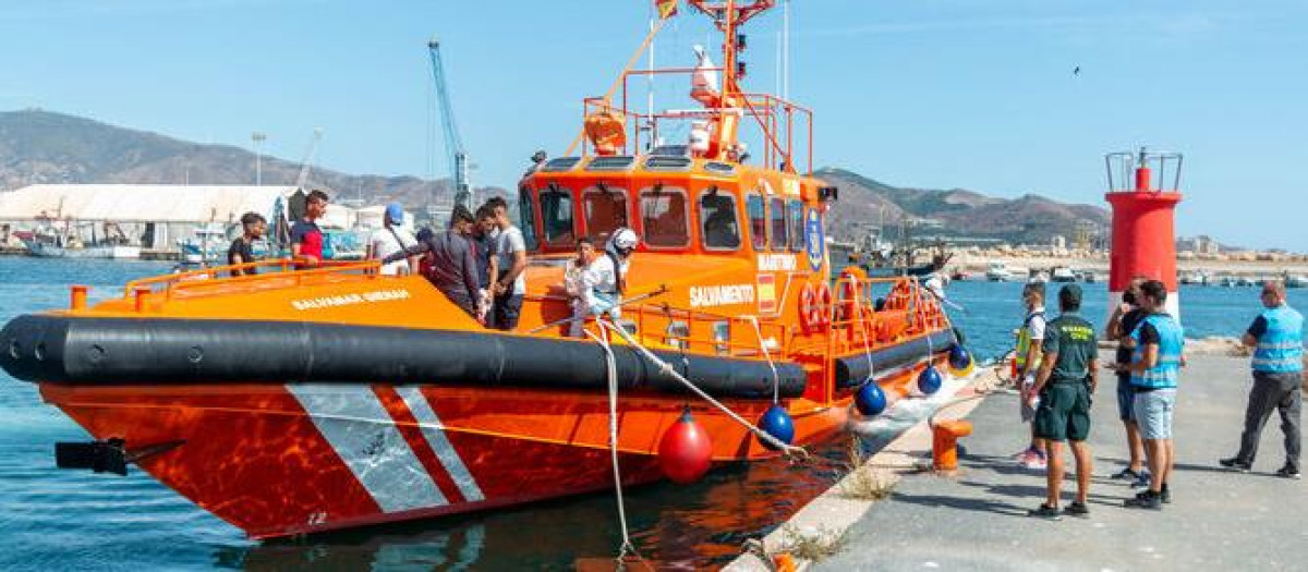 Rescatados 24 inmigrantes de una patera cerca de la costa de Granada