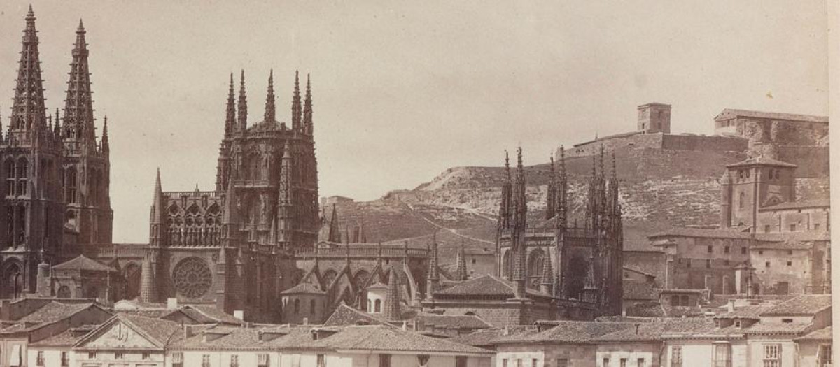 Torre óptica sobre el castillo de Burgos hacia 1870. Fotografía de J. Laurent