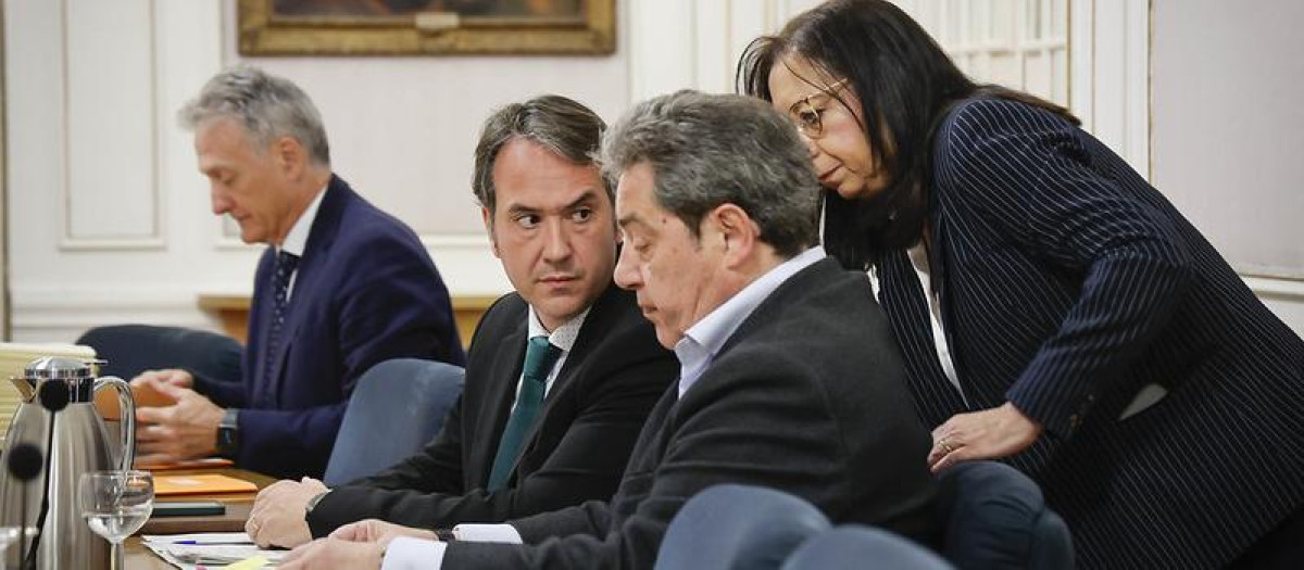 El síndico de Vox José María Llanos, junto al diputado Jesús Albiol y la presidenta de Las Cortes, Llanos Massó