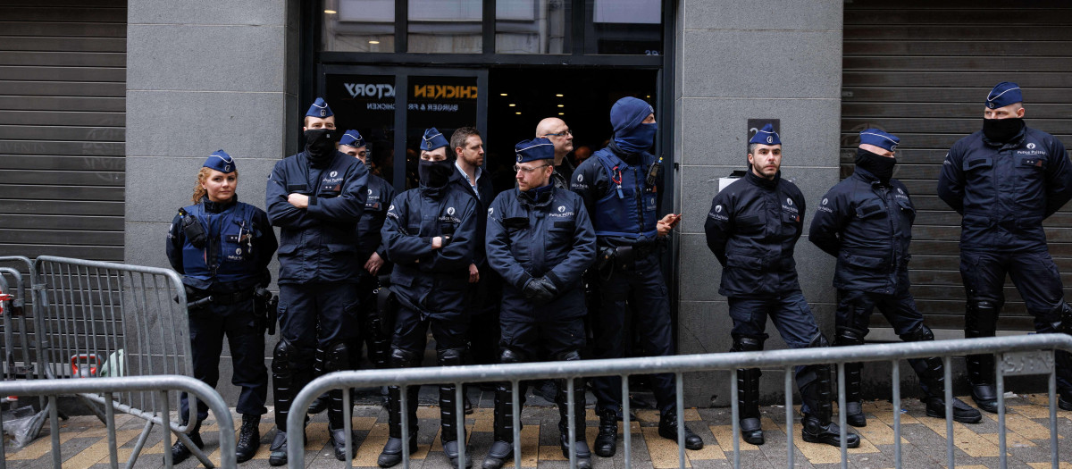 La policía belga bloqueó el acceso al recinto Claridge para evitar que se celebrara el eventp