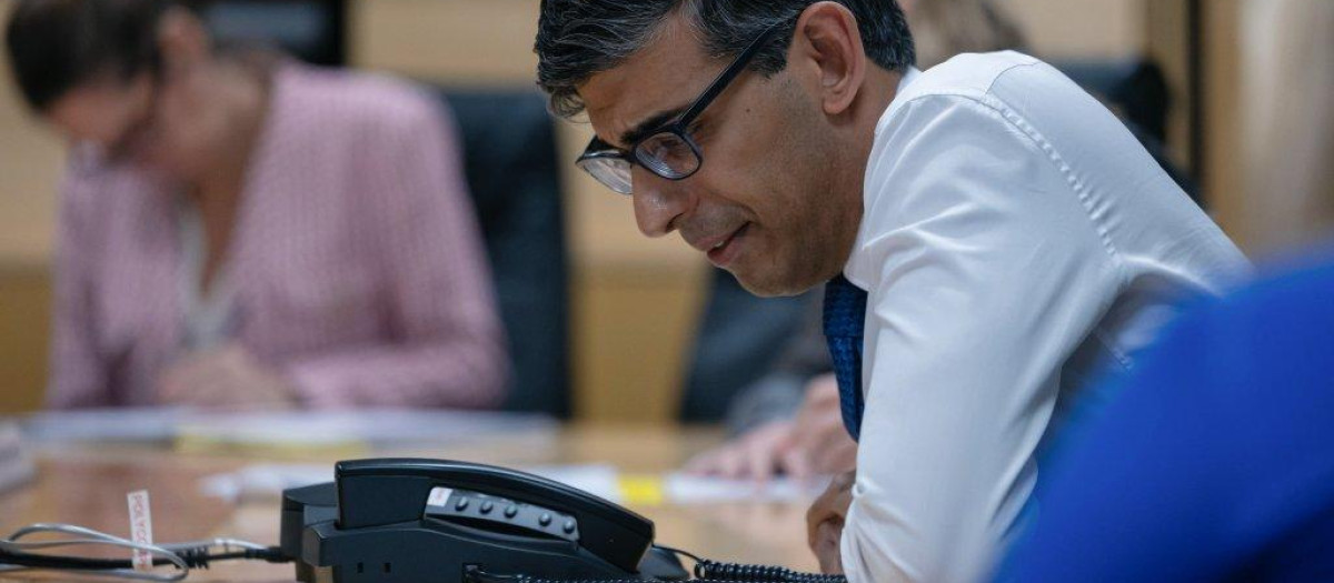 El primer ministro británico Rishi Sunak al teléfono