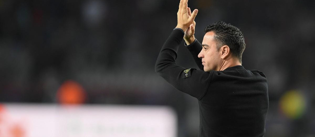 Xavi Hernández aplaude a la afición al acabar el partido