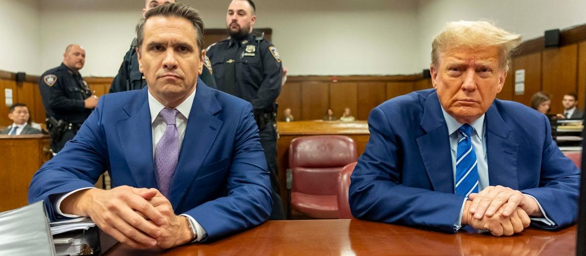 Donald Trump junto a su abogado, Todd Blanche, en la segunda sesión del juicio penal