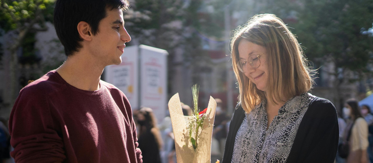 Un chico regala una rosa, en Sant Jordi.
