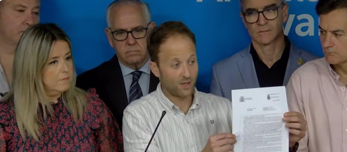 Domínguez muestra la denuncia, acompañado por miembros del PP de Jaén