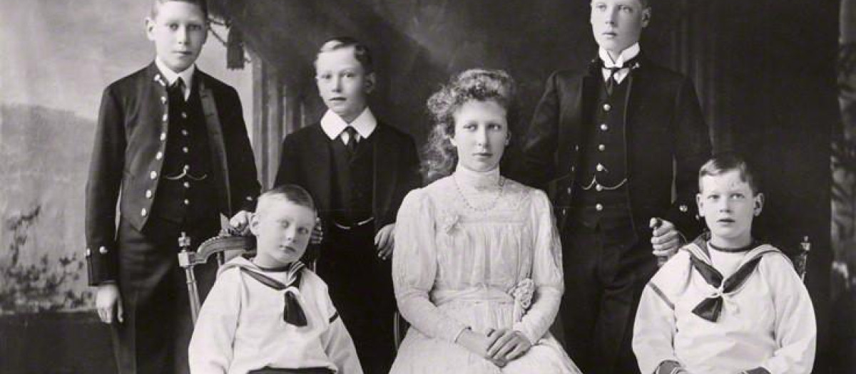 Los hijos reales en 1912: (i-d) Alberto, Juan, Enrique, María, Eduardo y Jorge.