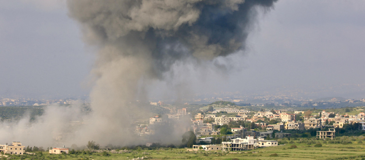 El humo sale del lugar de un ataque aéreo israelí en la aldea de Majdel Zoun, en el sur del Líbano