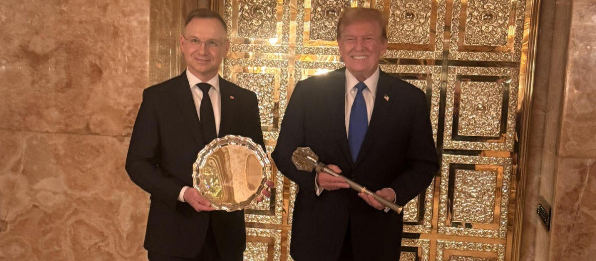 Fotografía cedida por la campaña de Donald Trump (d) donde aparece junto al presidente polaco Andrzej Duda (i) mientras posan después de una reunión este miércoles, en el apartamento del expresidente en la Torre Trump en Nueva York (EE. UU). Trump y Duda discutieron la propuesta del presidente polaco de que los países de la OTAN aumenten su gasto en defensa al 3%, la guerra entre Rusia y Ucrania, el conflicto con Israel en el Medio Oriente y otros temas, indica un comunicado de prensa