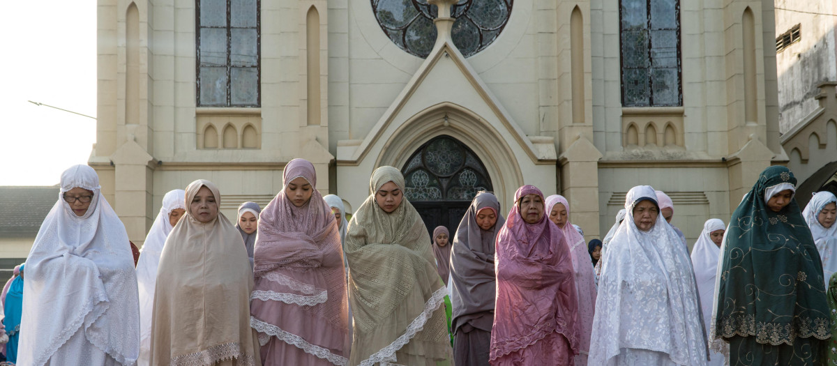 Mujeres musulmanas participan en la celebración del fin de Ramadán, frente a la iglesia del Sagrado Corazón de Jesús en Yakarta