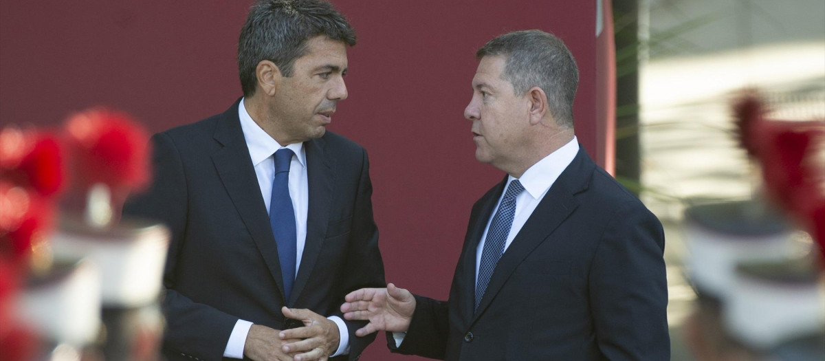 Carlos Mazón y Emiliano García-Page conversan durante el desfile del 12 de octubre de 2023, en Madrid