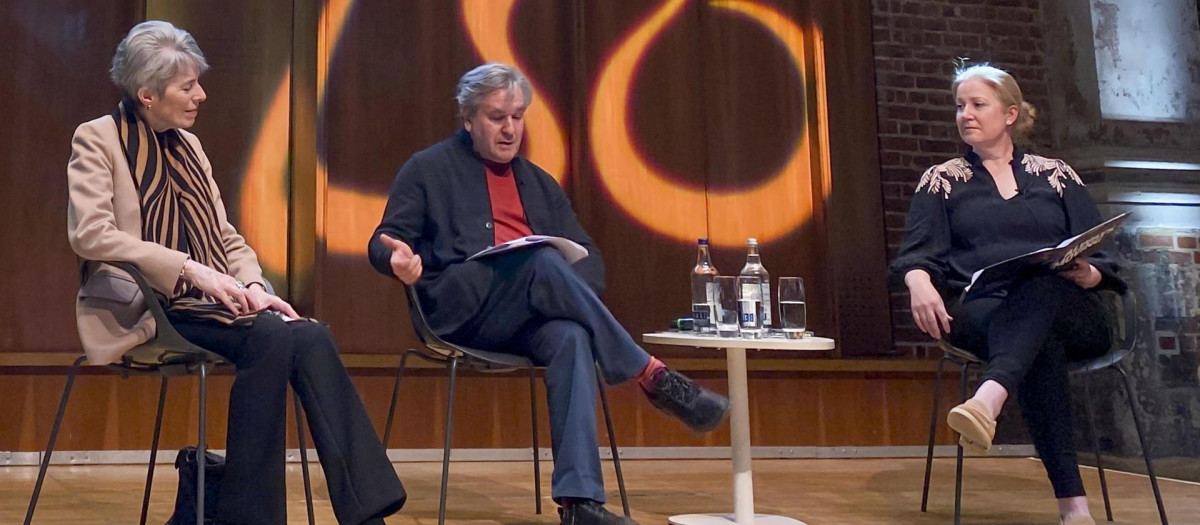 El director de orquesta Antonio Pappano, en el centro, rodeado de Kathryn McDowell, directora general de la LSO; Antonio Pappano, director de orquesta; y Sarah quinn, violinista y presidenta del consejo de la LSO durante la presentación de la nueva temporada 2024/25 de la Orquesta Sinfónica de Londres (LSO, por sus siglas en inglés), este miércoles. EFE/Cristina Alonso Pascual