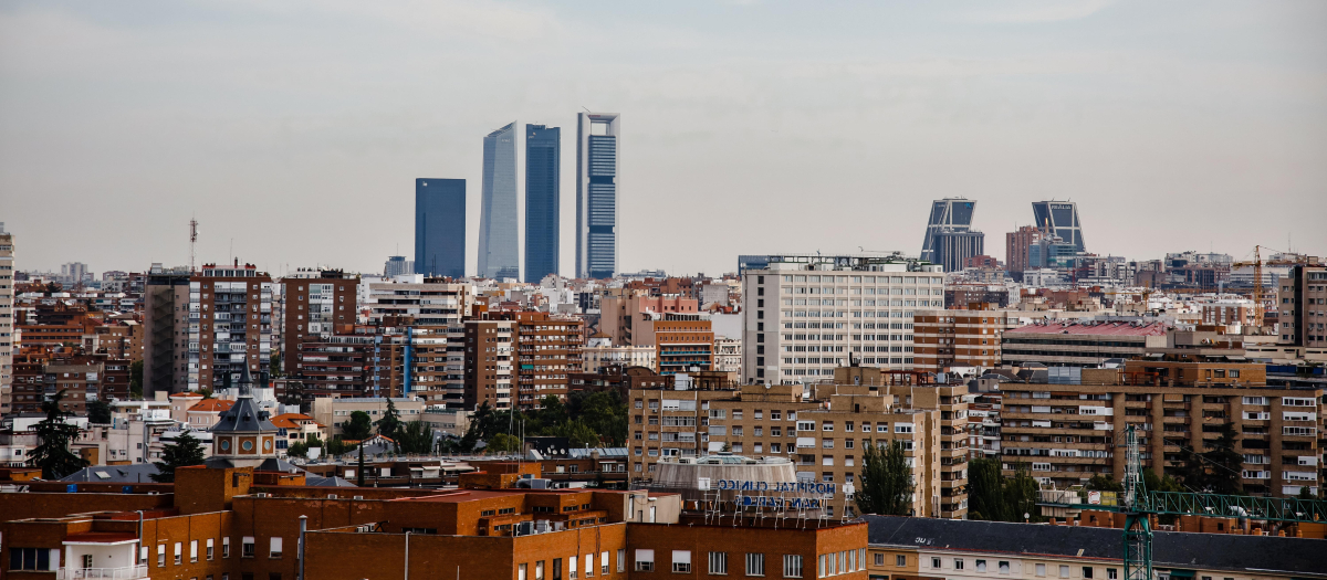 Vista de las Cuatro Torres Business Area y las Torres Kio desde el Faro de Moncloa