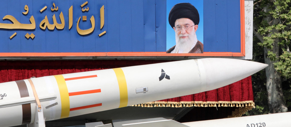 Un camión militar iraní transporta partes de un misil Sayad 4-B, en Teherán