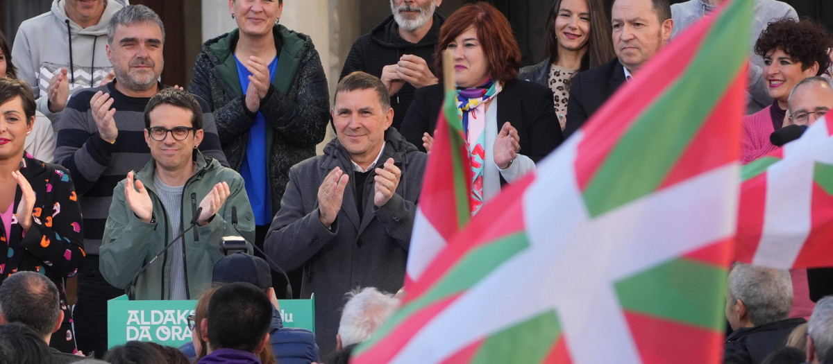Arnaldo Otegi y Pello Otxandiano durante un mitin de la campaña