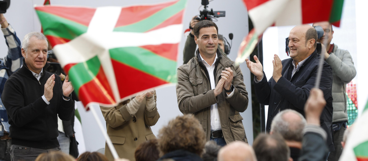 Imanol Pradales junto al aún lendakari Íñigo Urkullu y Andoni Ortuzar