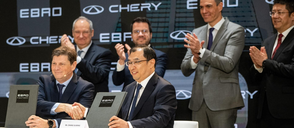 En la primera fila, el CEO de Ebro, Pedro Calef; y el vicepresidente internacional de Chery, Guibing Zhang; y en la segunda fila, el ministro de Industria, Jordi Hereu; el president de la Generalitat, Pere Aragonès; el presidente del Gobierno, Pedro Sánchez, y el vicegobernador de la provincia china de Anhui, Shan Xiangqian19 ABRIL 2024;EBRO;CHERY;COCHES ELÉCTRICOS;ANTIGUA FÁBRICA;NISSAN;BARCELONA;CATALUNYA
Lorena Sopêna / Europa Press
19/4/2024