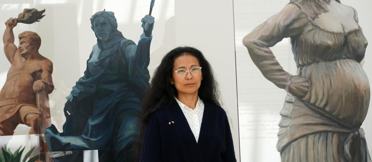 La artista Sandra Gamarra en la exposición Pinacoteca migrante de la Bienal de Venecia