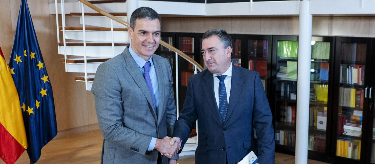 El presidente del Gobierno, Pedro Sánchez (i), recibe al portavoz del PNV en el Congreso, Aitor Esteban (d)