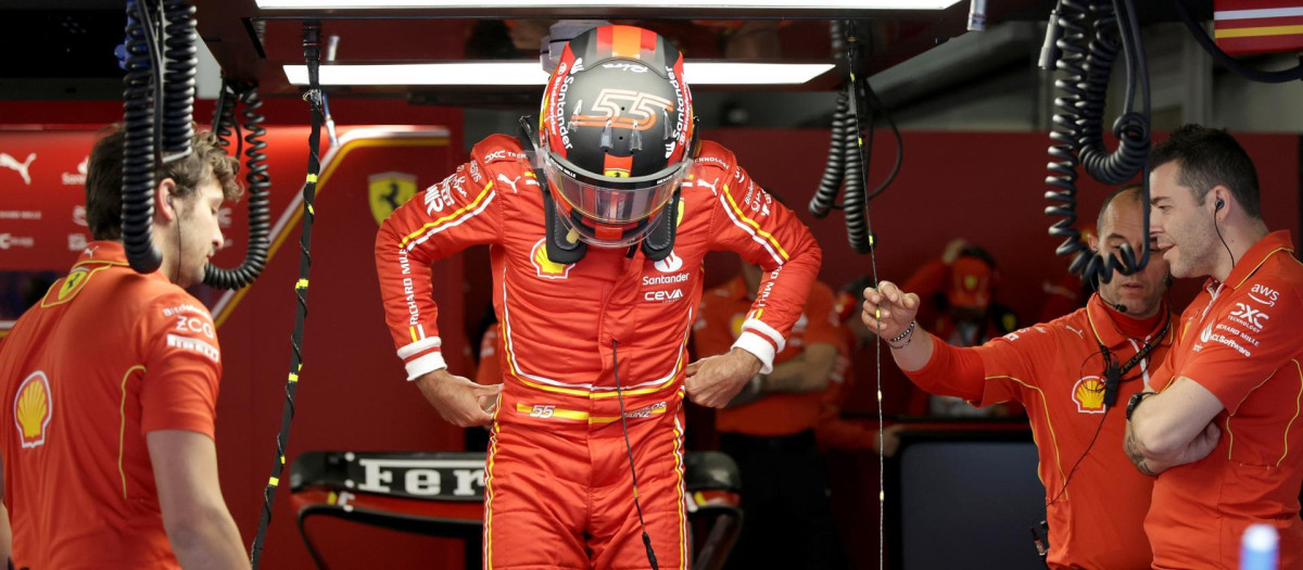 Sainz entrando en su monoplaza dentro del garaje de Ferrari