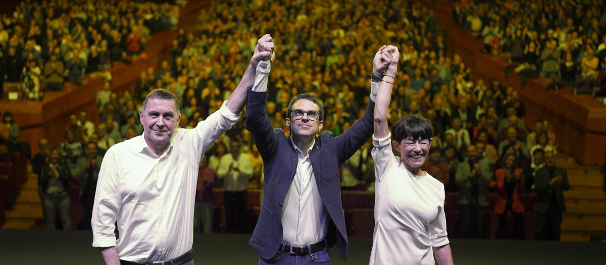 El coordinador general de EH Bildu, Arnaldo Otegi, el candidato de EH Bildu a Lehendakari, Pello Otxandiano, y la portavoz de EH Bildu en Gipuzkoa, Maddalen Iriarte