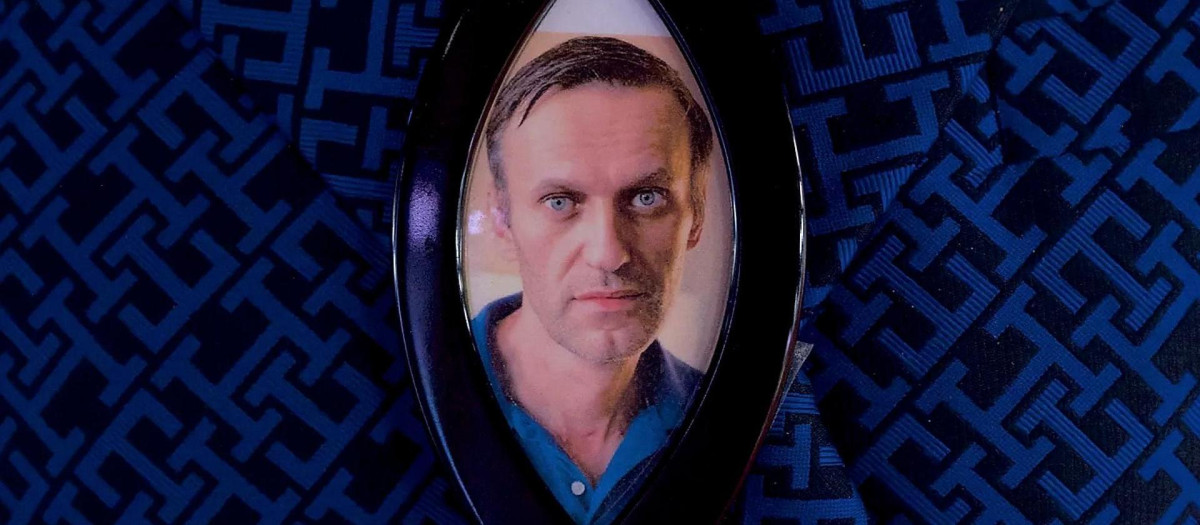 Retrato del fallecido Alexei Navalni durante la ceremonia del 'Premio a la Libertad de Medios' en la Cumbre Ludwig Erhard 2024