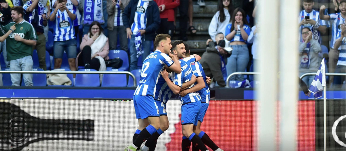 Los jugadores del Deportivo celebran el segundo tanto ante la Cultural Leonesa, este sábado