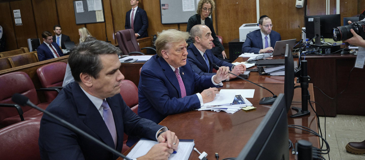 El expresidente Donald Trump y sus abogados en un tribunal de Nueva York