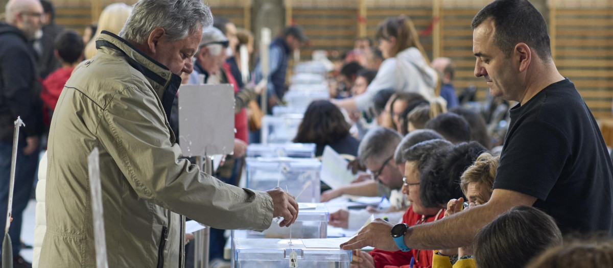 Varias personas ejercen su derecho al voto en el centro cívico de Iparralde durante las elecciones al Parlamento Vasco, este domingo