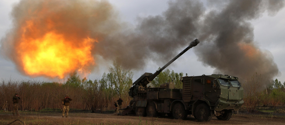 Fuego de artillería de 155 mm de las Fuerzas Armadas de Ucrania