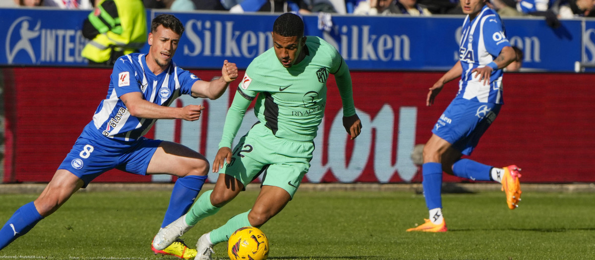 El centrocampista brasileño del Atlético de Madrid Samu Lino (c) se escapa de Antonio Blanco, del Deportivo Alavés, durante el partido de la jornada 32 en Primera División que Deportivo Alavés y Atlético de Madrid disputan hoy domingo en el estadio de Mendizorrotza, en Vitoria