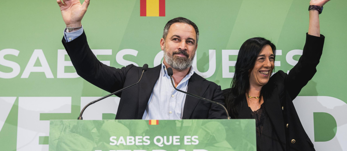 Santiago Abascal y Amaia Martínez, en la noche electoral del 21 de abril
