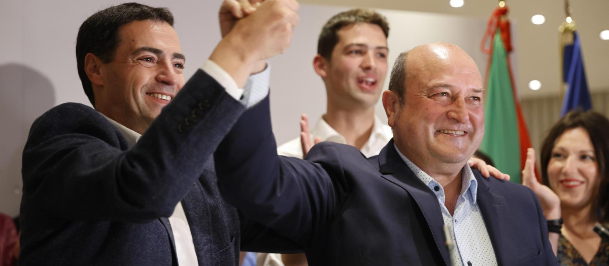 El candidato a lendakari del PNV, Imanol Pradales, y el presidente del PNV, Andoni Ortuzar, celebran los resultados