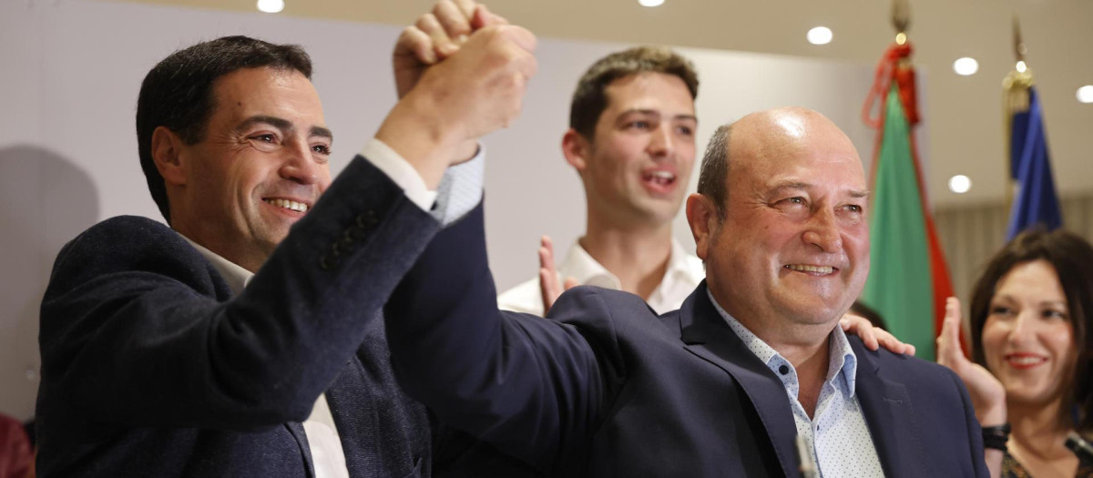 El candidato a lendakari del PNV, Imanol Pradales, y el presidente del PNV, Andoni Ortuzar, celebran los resultados